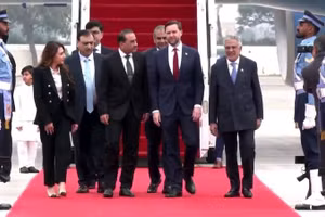 Phó Tổng thống Mỹ JD Vance (thứ 2, phải) dẫn đầu phái đoàn Mỹ tới Pakistan để tham dự cuộc đàm phán với phía Iran ngày 11/4/2026. (Ảnh: THX/TTXVN)