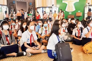 Học sinh tìm hiểu thực tế tại Bảo tàng Lịch sử Thành phố Hồ Chí Minh.