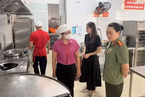 Công an phường Ô Chợ Dừa (Hà Nội) tổng rà soát, kiểm tra vệ sinh an toàn thực phẩm tại các bếp ăn của các trường học trên địa bàn. (Ảnh minh họa: Công an phường Ô Chợ Dừa)