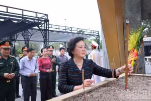 Phó Thủ tướng Phạm Thị Thanh Trà và Đoàn công tác dâng hương tại Nghĩa trang liệt sĩ quốc gia Đường 9.