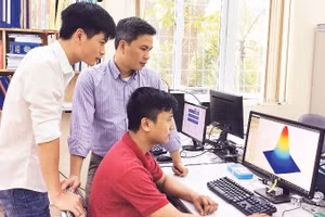 Các nhà khoa học trao đổi về điểm khác biệt của RSSCA với các hệ thống điện-nông khác. (Ảnh MINH TIẾN)