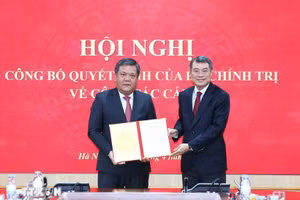 Đồng chí Lê Minh Hưng, Ủy viên Bộ Chính trị, Bí thư Trung ương Đảng, Trưởng Ban Tổ chức Trung ương trao Quyết định của Bộ Chính trị cho đồng chí Trần Phong. (Ảnh: TTXVN)