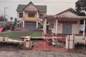 Lốc xoáy khiến cổng nhà văn hóa thôn Duy Tân, xã Lao Bảo, tỉnh Quảng Trị bị sập và hư hỏng nặng.