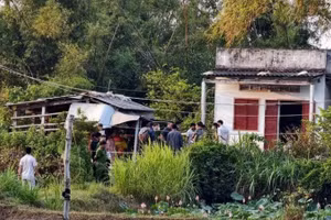 Lực luợng công an vẫn tiếp tục điều tra vụ 4 người trong một gia đình tử vong. (Ảnh: TTXVN)