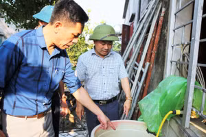 Lãnh đạo Trung tâm Kiểm soát bệnh tật Hà Tĩnh kiểm tra, hướng dẫn triển khai các biện pháp phòng bệnh lây lan.