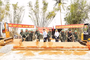 Quân khu 5 và tỉnh Đắk Lắk khởi công xây dựng nhà cho nhân dân xã Hòa Thịnh trong “Chiến dịch Quang Trung” thần tốc. (Ảnh LÊ TÂY)