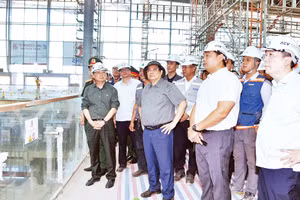 Thủ tướng Phạm Minh Chính kiểm tra hạng mục Nhà ga hành khách - Cảng hàng không quốc tế Long Thành. (Ảnh THANH GIANG)