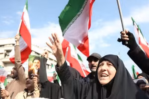 Người dân Iran tuần hành sau khi có lệnh ngừng bắn tại Tehran. (Ảnh: THX/TTXVN)