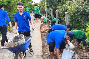 Đoàn viên, thanh niên xã Tân Khánh Trung, Đồng Tháp dặm vá tuyến đường. (Ảnh: Hữu Nghĩa)