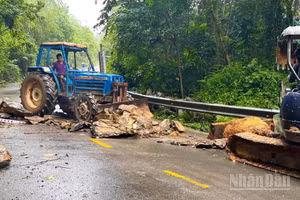 Một lượng lớn đất, đá tràn ra mặt đường khu vực đèo Con Ó, trên Tỉnh lộ 725 đoạn qua xã Đạ Tẻh 3 (Lâm Đồng).