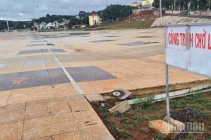 Quảng trường trung tâm Gia Nghĩa lún sau hơn một tuần khánh thành và đưa vào sử dụng. Chủ đầu tư cắm bảng công trình chờ lún. 