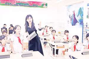 Ứng dụng công nghệ vào học tập tại Trường Tiểu học Khám Lạng (xã Bắc Lũng). Ảnh: Minh Thu