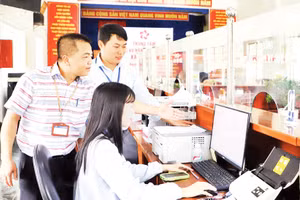 Các cán bộ tại Trung tâm dịch vụ hành chính công xã Tà Năng (Lâm Đồng) hỗ trợ nhau thực hiện nhiệm vụ.