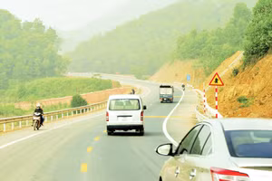 Phát triển hạ tầng giao thông vùng Tây Bắc sẽ thúc đẩy lưu thông hàng hóa và nâng cao đời sống nhân dân. Ảnh: Nam Hải