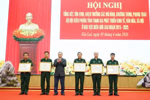 Khen thưởng các tập thể, cá nhân có thành tích nổi bật trong thực hiện mô hình giúp dân giai đoạn 2015-2025.