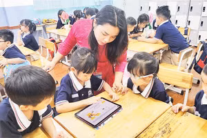 Giáo viên Trường tiểu học Phan Văn Trị chủ động lồng ghép trải nghiệm AI vào tiết học. 