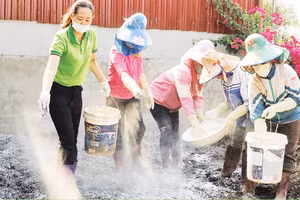 Hướng dẫn bà con ủ vỏ cà-phê. Ảnh: Bùi Hà