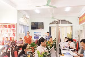 Cán bộ Trung tâm Phục vụ hành chính công xã Hòa An giải quyết thủ tục hành chính phục vụ người dân.
