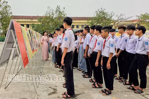 Cán bộ Bảo tàng tỉnh giới thiệu trưng bày chuyên đề tại Trường Tiểu học, THCS Trần Đức Thông, xã Hồng Minh.