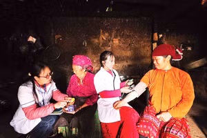 Các y, bác sĩ đến tận thôn, bản để thăm khám cho bà con dân tộc thiểu số.