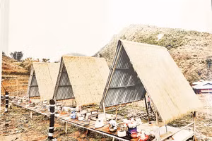 Quán cà-phê của gia đình chị Má Thị La, thôn Lao Chải, xã Tả Van, được giới thiệu tại phần Sáng tạo để phát triển, trong triển lãm Gieo xanh nơi đỉnh mây. Ảnh: Chụp từ triển lãm. 