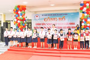 Mỗi bộ sách được trao mượn góp phần giảm gánh nặng chi phí cho nhiều hộ gia đình. Ảnh UBND xã Hòa Vang (Đà Nẵng).