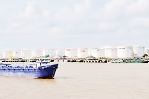 Với lợi thế về vị trí địa lý và hệ thống cảng biển, Việt Nam có tiềm năng phát triển thành trung tâm dự trữ, trung chuyển và điều phối xăng dầu của khu vực. Ảnh: Nam Hải