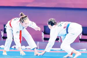 Phùng Thị Huệ (trái) - niềm tự hào của jujitsu Thái Nguyên. Ảnh: Thu Sâm