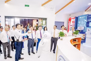 Đại biểu tham quan các sản phẩm tại Trung tâm Đổi mới sáng tạo Tây Ninh. Ảnh: UBND Tây Ninh