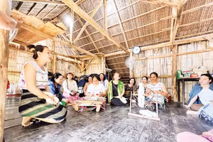 Ka’ Hương giới thiệu nghề dệt thổ cẩm người Mạ cho du khách.