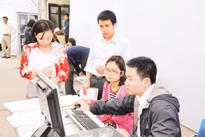 Hướng dẫn hộ kinh doanh kê khai thuế tại Thuế thành phố Hà Nội. Ảnh: Hải Nam 