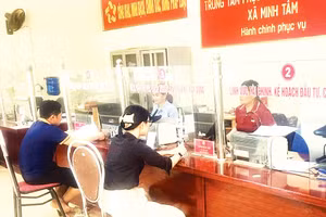 Người dân làm thủ tục tại Trung tâm Phục vụ hành chính công xã Minh Tâm. Ảnh: Bằng Cao