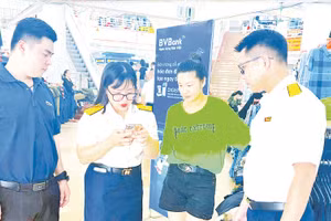 Công chức Thuế tỉnh Quảng Ninh trực tiếp hỗ trợ các hộ kinh doanh, nhất là các hộ vừa chuyển thành doanh nghiệp, cài đặt và sử dụng ứng dụng eTax Mobile.