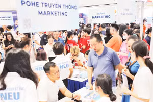 Các hoạt động tư vấn tuyển sinh năm 2026 thu hút sự quan tâm của học sinh và phụ huynh. 