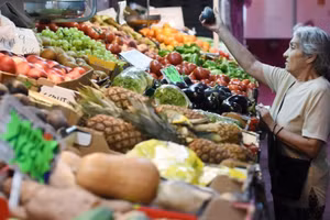 Người tiêu dùng mua sắm tại một chợ ở Madrid, Tây Ban Nha. (Ảnh: Tân Hoa xã)