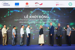 Đại diện các bên tham gia ấn nút khởi động dự án. (Nguồn: GIZ)