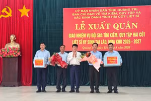 Lãnh đạo tỉnh Quảng Trị trao quà động viên Đội quy tập hài cốt liệt sĩ 584. (Ảnh: Hiếu Minh)