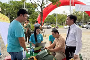 Lãnh đạo phường Hương Trà trao đổi về vị trí làm việc với đơn vị tuyển dụng tại phiên giao dịch.