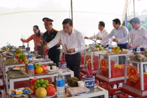 Chủ tịch Ủy ban nhân dân tỉnh Quảng Trị Lê Hồng Vinh cùng đoàn công tác thành kính dâng hương tưởng niệm các Anh hùng liệt sĩ tại Đền thờ liệt sĩ Trung đoàn 88, Sư đoàn 308 ở khu vực Câu Nhi, xã Nam Hải Lăng. (Ảnh: XUÂN DIỆN)