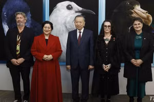 Tổng Bí thư, Chủ tịch nước Tô Lâm cùng Toàn quyền New Zealand Cindy Kiro và đại biểu tại Triển lãm ảnh StarkWhite của nhiếp ảnh gia Fiona Pardington. (Ảnh: TTXVN)