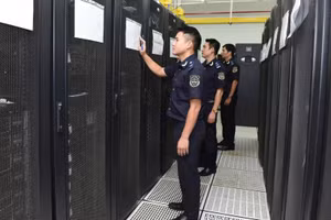 Công chức hải quan vận hành hệ thống thông quan tự động.