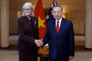 Tổng Bí thư, Chủ tịch nước Tô Lâm và Toàn quyền Australia Sam Mostyn tại Lễ đón. (Ảnh: TTXVN)
