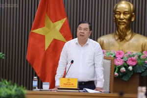 Phó Thủ tướng Thường trực Phạm Gia Túc chủ trì cuộc làm việc với Bộ Công an và một số bộ, ngành liên quan về Đề án "Sản xuất, lắp ráp và thí điểm đăng ký lưu hành, sử dụng xe ba bánh chạy điện". (Ảnh: chinhphu.vn)