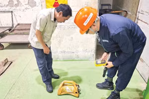 Kiểm tra nguồn phóng xạ sử dụng trong kiểm tra không phá hủy tại công trường. (Ảnh: CỤC AN TOÀN BỨC XẠ VÀ HẠT NHÂN)