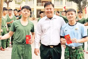 Lìa Xuân Ngọc (hàng đầu, bên trái) trong một lần tham gia hoạt động ngoại khóa tại Học viện Biên phòng.