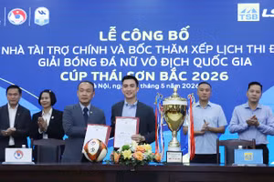 Lãnh đạo VFF và đơn vị tài trợ chính tại buổi lễ công bố nhà tài trợ, bốc thăm, xếp lịch thi đấu giải.