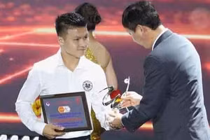 Nguyễn Quang Hải nhận danh hiệu Cầu thủ xuất sắc nhất từ HLV Kim Sang Sik.