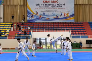 Các vận động viên taekwondo trẻ biểu diễn tại lễ khai mạc.