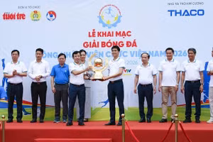 Ban Tổ chức giải giới thiệu Cúp vô địch tại lễ khai mạc.