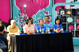 Bà Lê Thị Hoàng Yến, Phó Cục trưởng Cục Thể dục thể thao (thứ 2 từ trái sang) tham dự sự kiện.